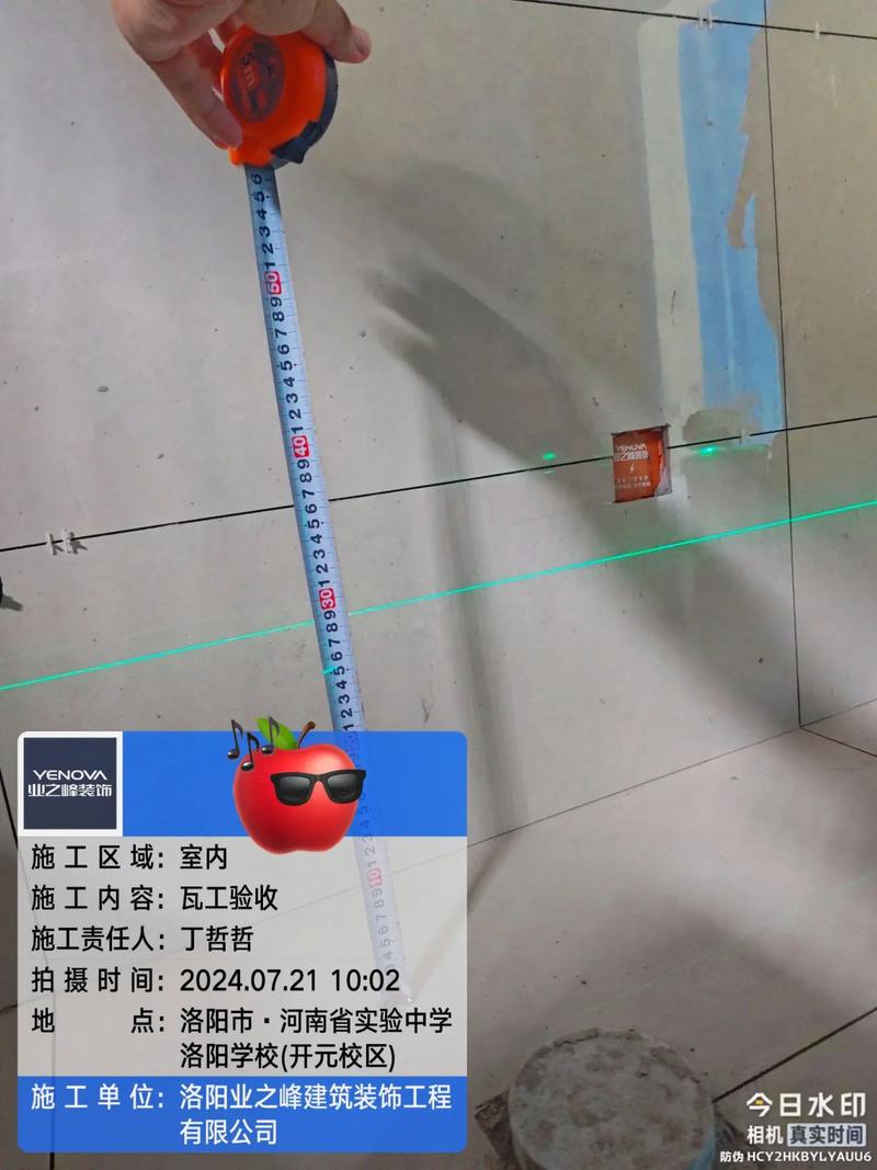 瓦工安装过门石施工现场,水平尺测平