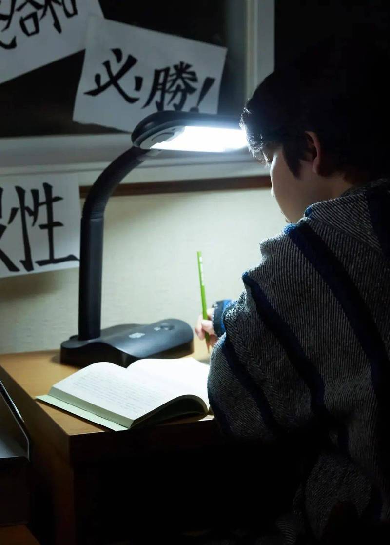 孩子深夜伏案写作业疲惫的特写镜头
