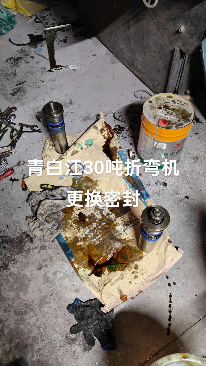 钣金厂工人更换折弯机液压油现场