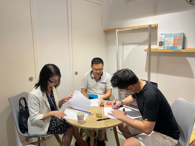 留学中介合同签订场景