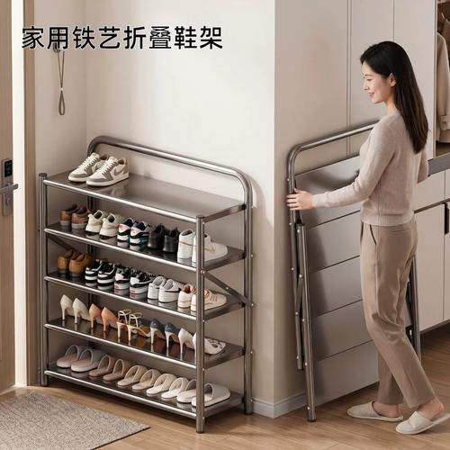 玄关旁折叠小鞋架上晾着的沾雨运动鞋