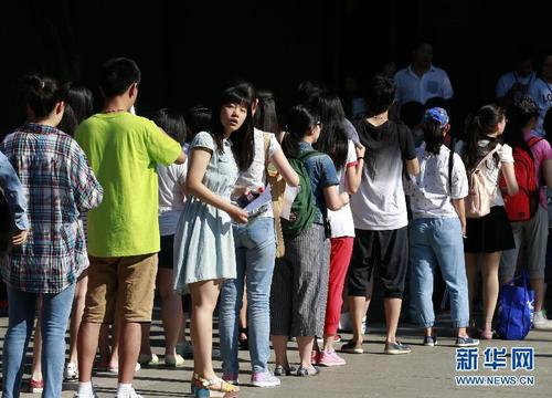北京自主招生笔试考点外焦急等待的家长