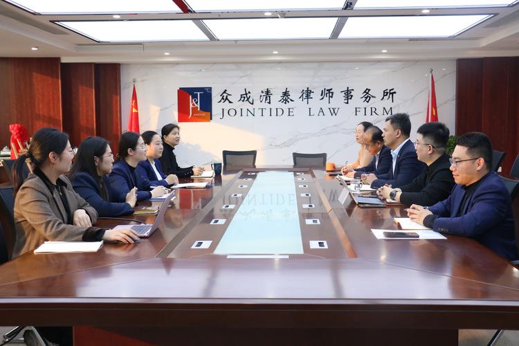 刑事辩护律所团队深夜加班研讨案件策略