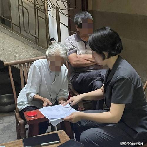 老人在家订立公证遗嘱真实场景照
