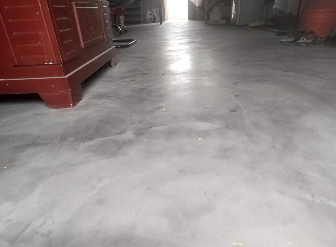 家装微水泥地面使用两年划痕实拍