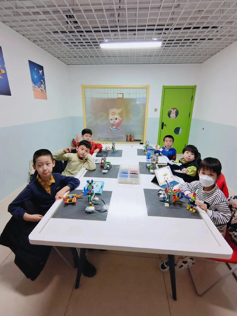 少儿编程教室孩子拼积木场景