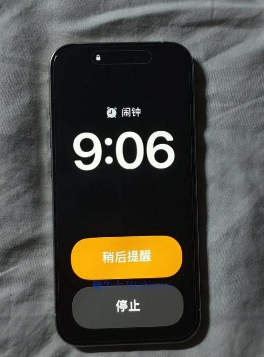 放在桌面水杯旁的手机闹钟界面