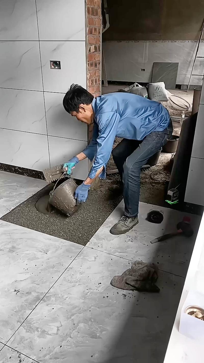 老房厨房贴砖砂浆王施工场景图