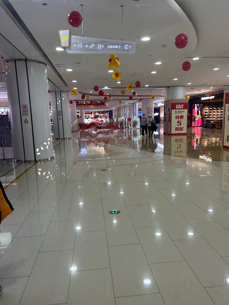 大型超市入口冷清人流场景