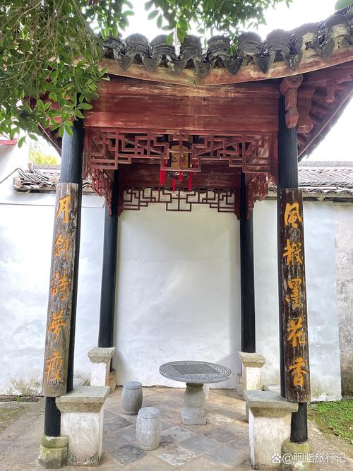 散场后碑亭里的半袋烟