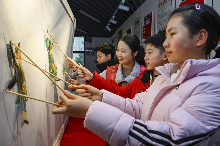 非遗进校园 儿童学习皮影戏操作场景