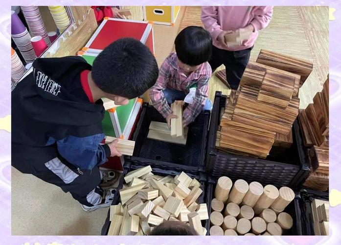 小朋友自己收拾散落积木桌面图