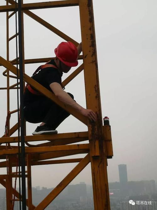 工程机械吊臂松动螺栓故障现场