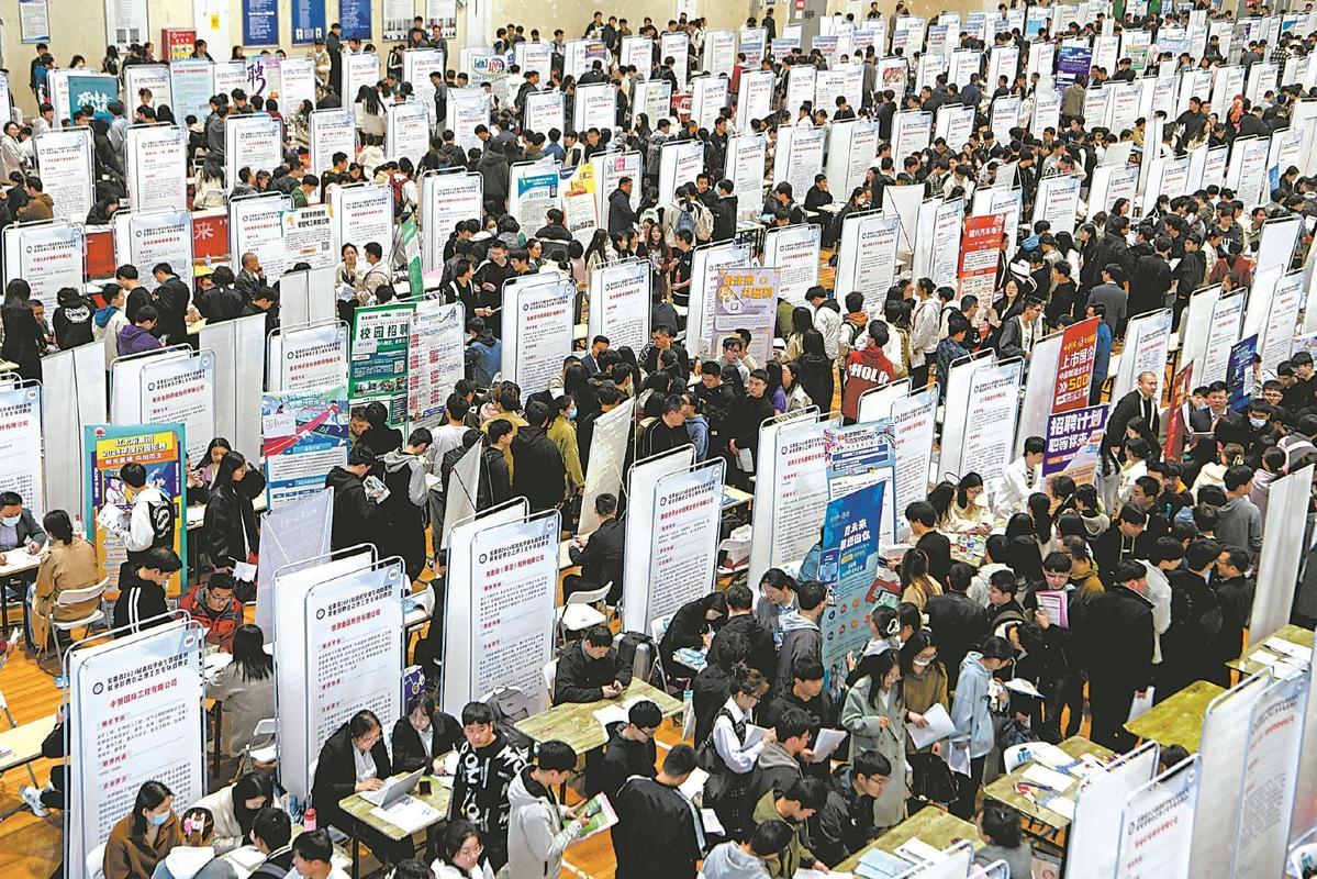 2024年高校毕业生求职现场拥挤画面