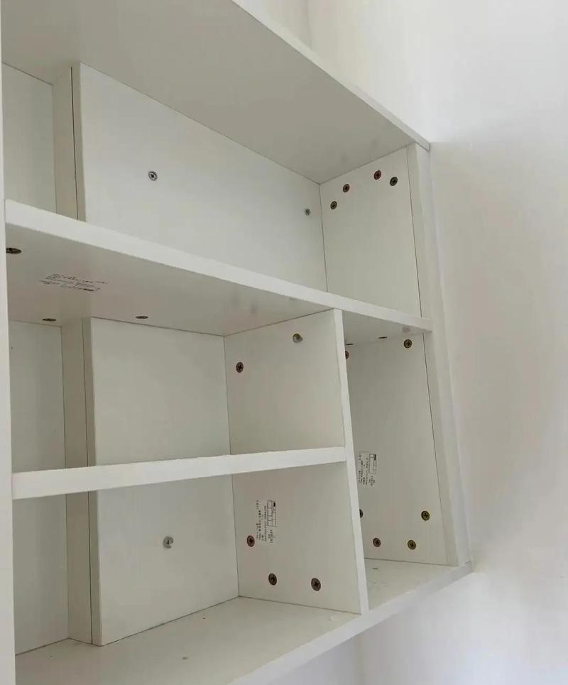 全屋定制柜体现场打孔未封边的实拍图