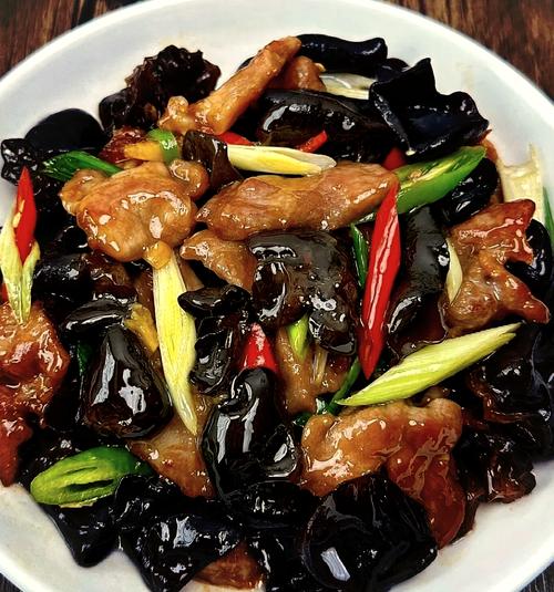 南漳农家腊肉炒黑木耳家常菜