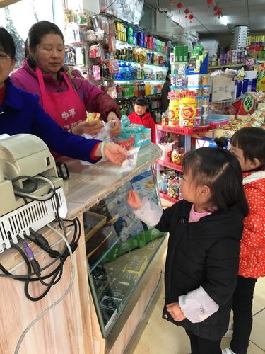 儿童在小区便利店自选商品算价格场景