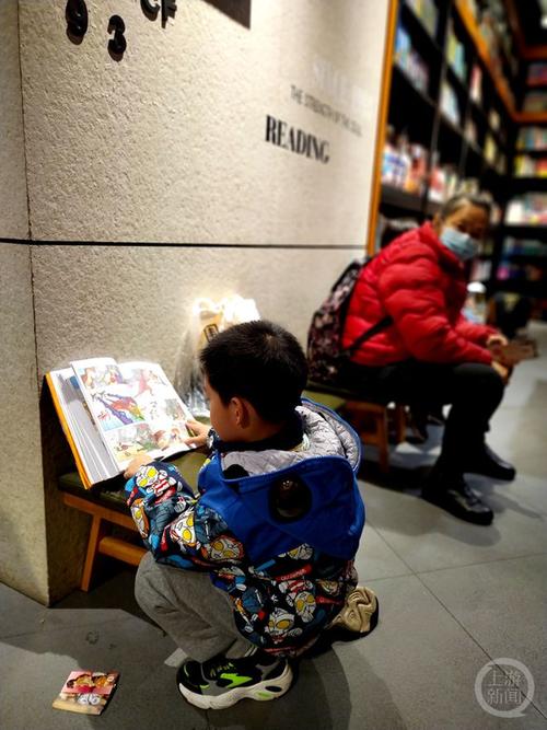 书店儿童区小孩蹲地看漫画