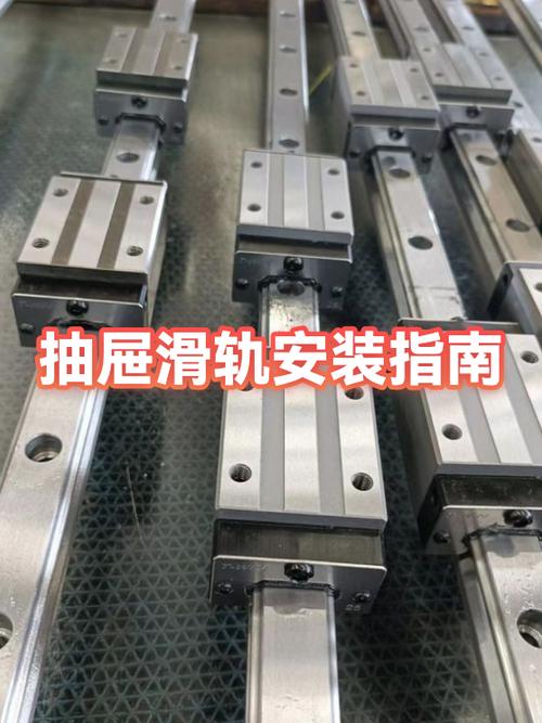 木工安装抽屉滑轨水平仪校准现场