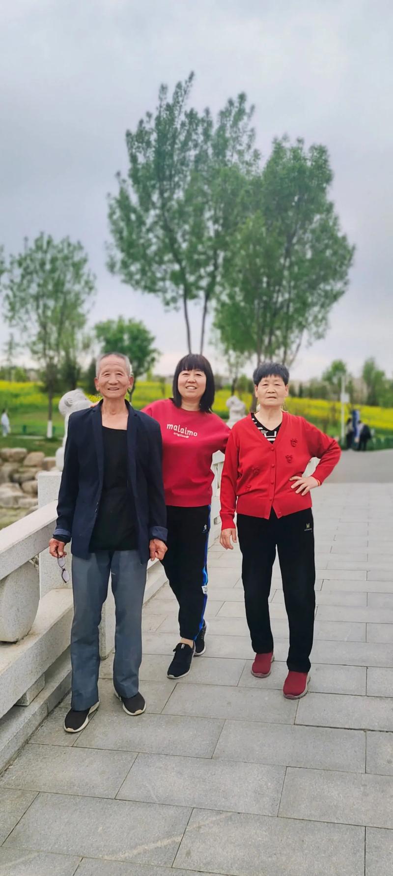 工厂工人休假带父母逛城市公园合照