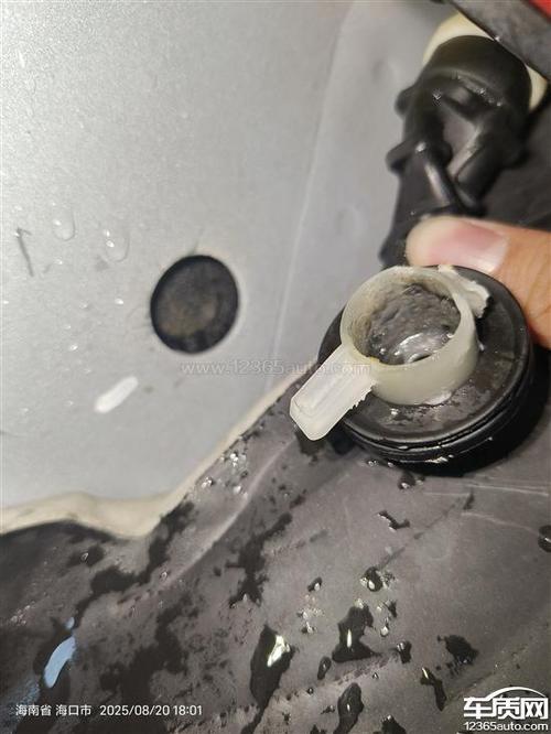 汽修师傅疏通堵塞的汽车空调排水口现场