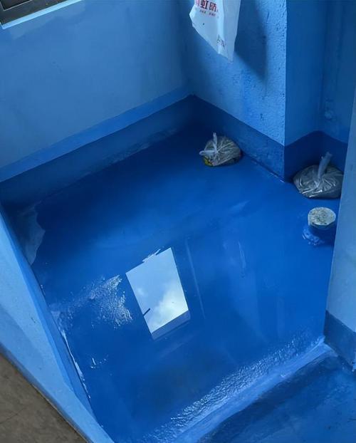 家装卫生间墙面批刮防水灰浆施工现场