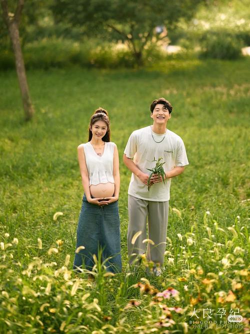 夫妻备孕户外草坪散步放松照