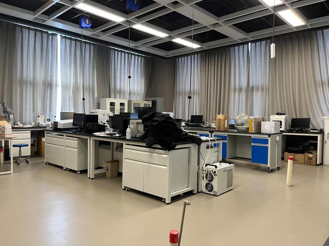 高校新能源专业实验室教学场景