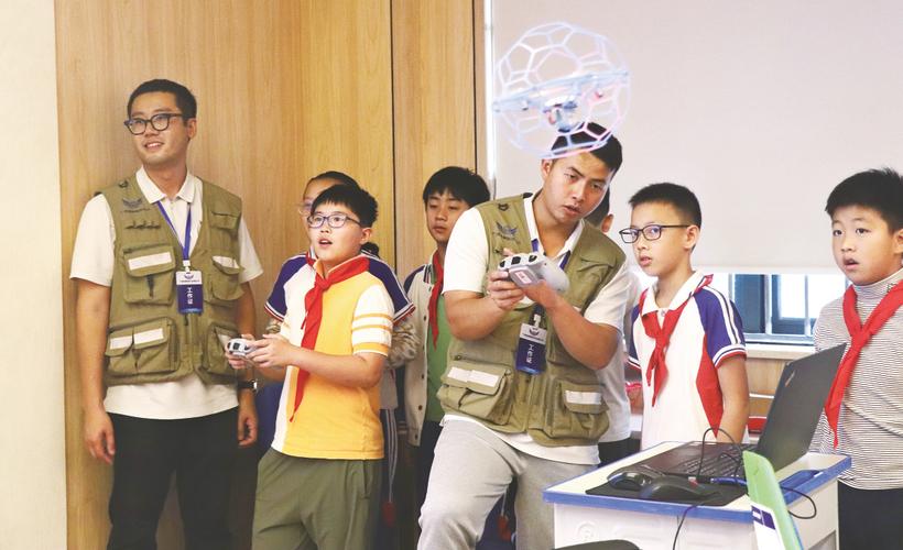 科技节学生向小学生讲解机器人避障原理