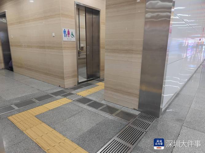 城市地铁无障碍盲道实景图