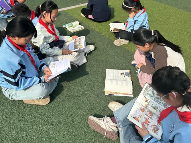 中小学语文群文阅读课堂学生集体翻书场景