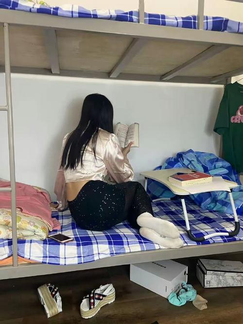 工厂女工下班后宿舍床头听妈妈播客场景
