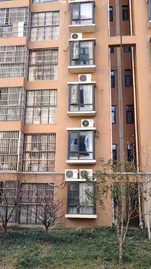 城市小区相邻权纠纷空调外机占位实景图