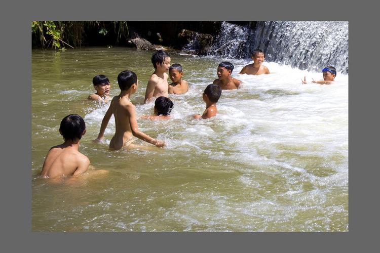 为啥孩子对着一河流水只会说“水挺清”