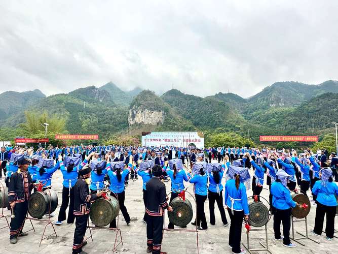 东兰三月三歌圩上壮族老人敲击传世铜鼓的现场