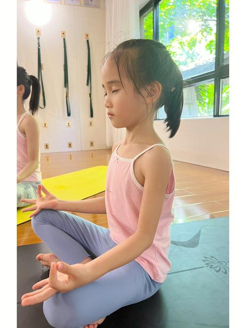 学龄儿童书桌前儿童瑜伽开肩动作示范
