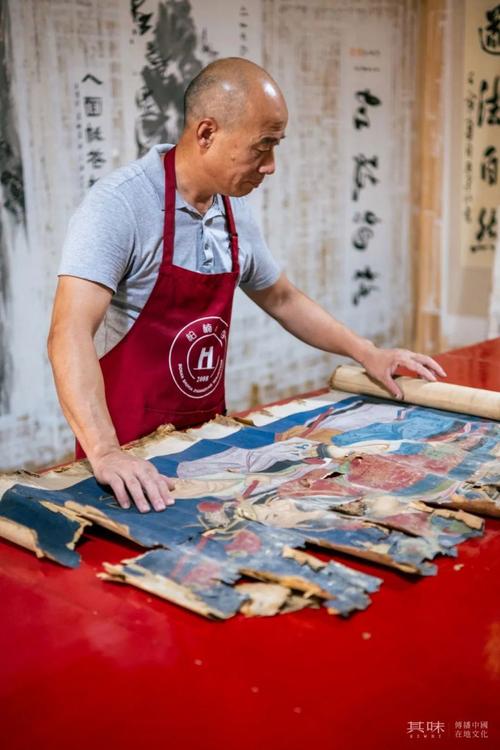 传统手艺人在用浆糊修复古书画