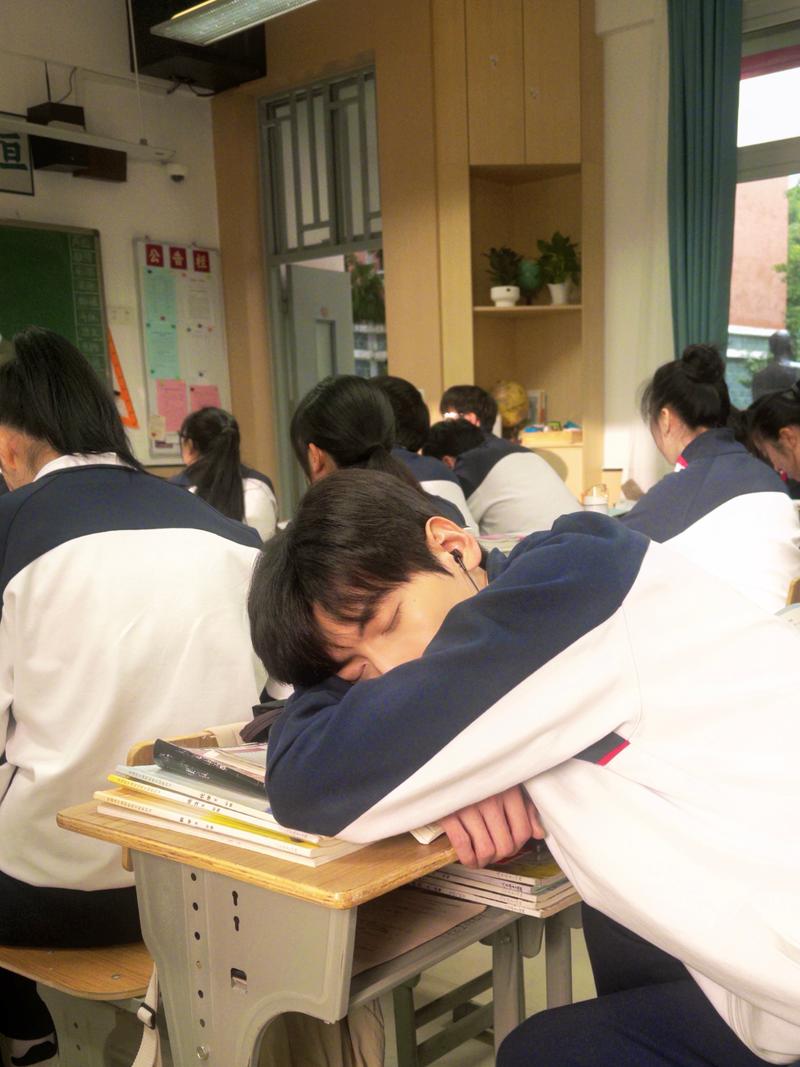 高三学生照搬状元作息打瞌睡教室场景