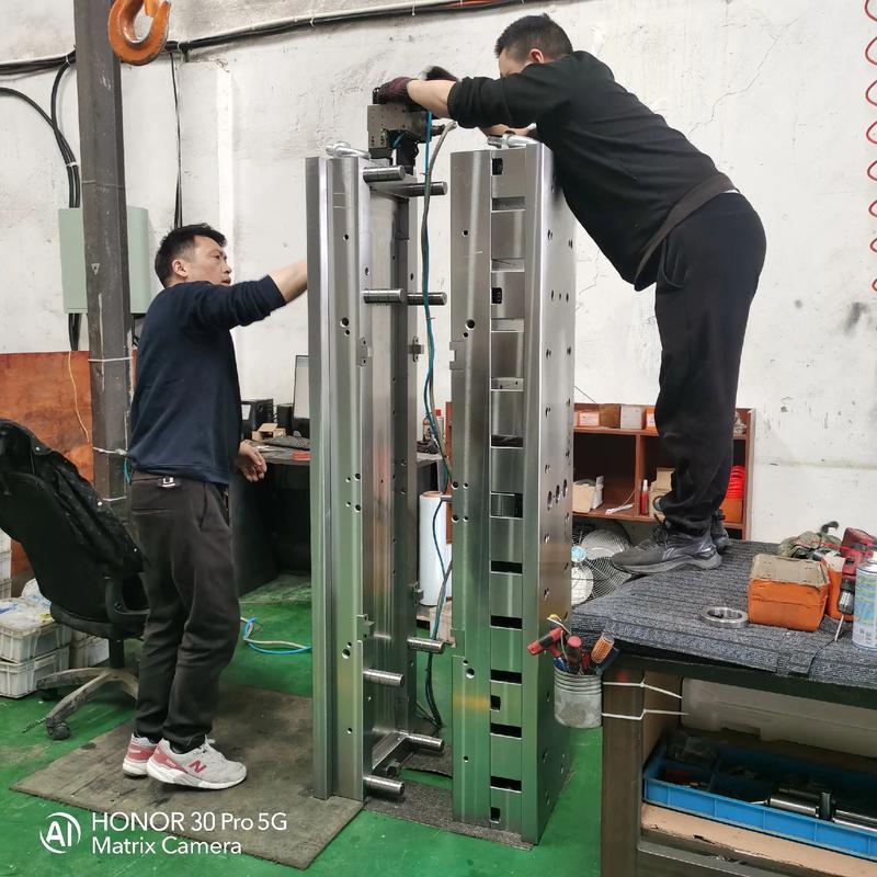 装配工位机架水平调整螺栓安装实景图