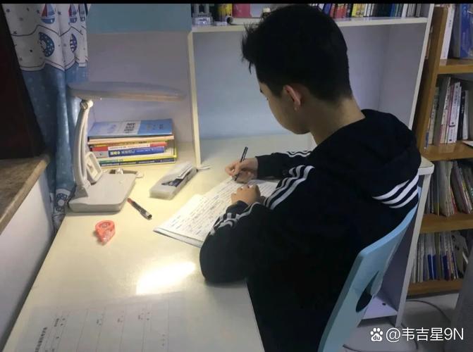 工业区职工宿舍窗边写作业的青春期少年