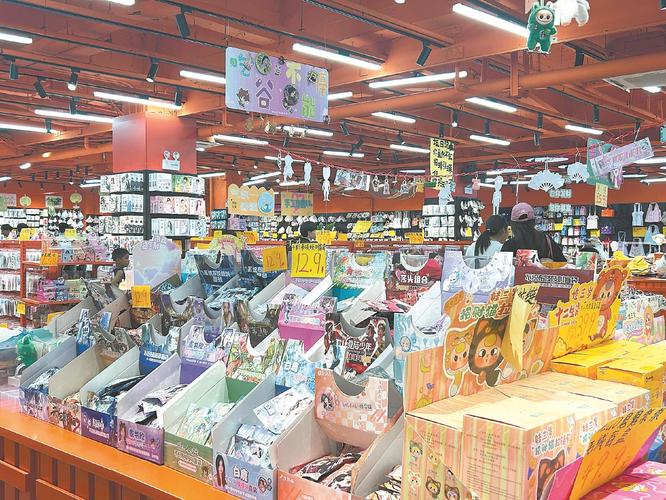 商圈线下门店陈列的动漫谷子货架