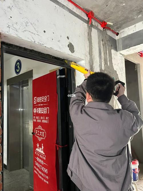 防盗门灌浆过程工人操作实拍