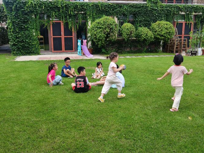 普惠性幼儿园的孩子们在户外活动开心玩耍
