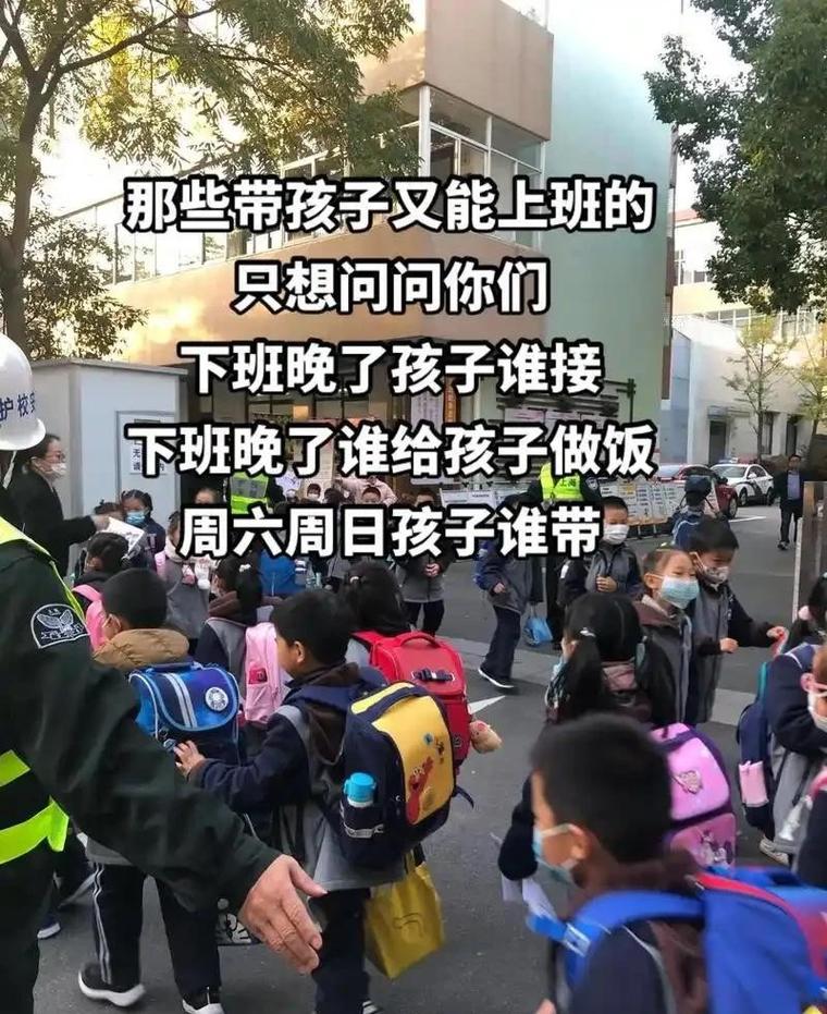 珠三角模具厂车间工程师下班拎包赶地铁接娃的写实场景