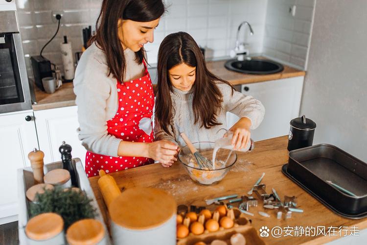 妈妈使用料理棒打辅食的场景