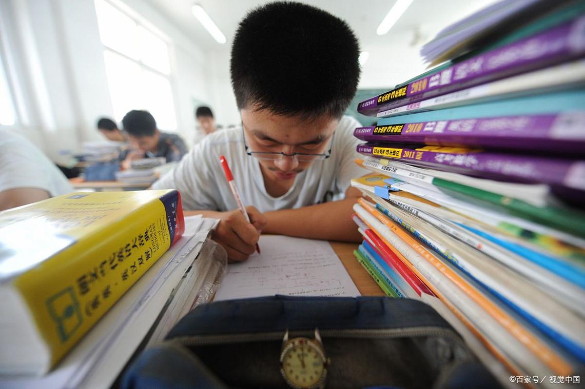 学生克服困难坚持学习场景