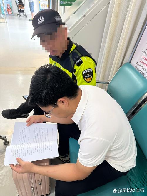 律师指导当事人整理工伤证据材料现场