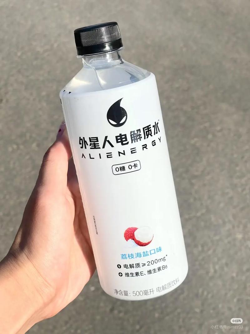 跑步者手持电解质饮料