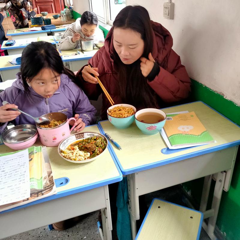 家长和小学孩子围在餐桌聊短视频内容的日常场景