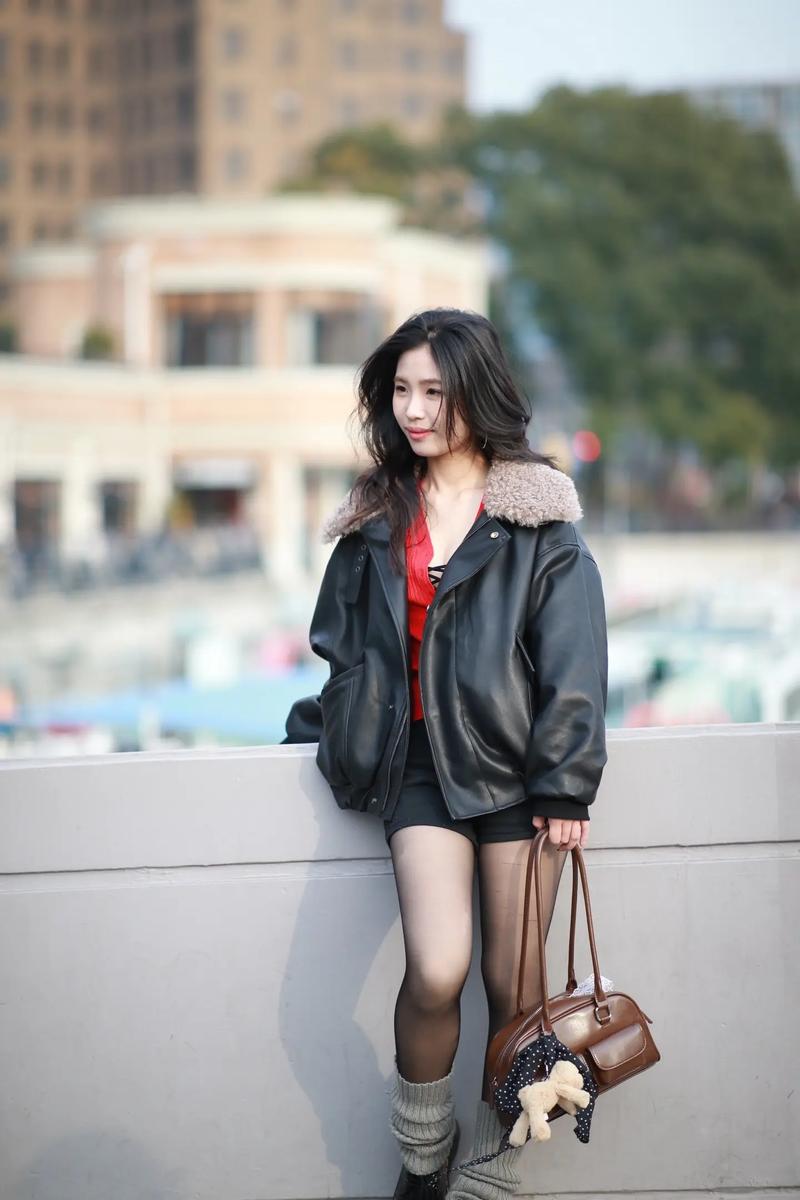 街拍长焦镜头拍摄街头人物场景图
